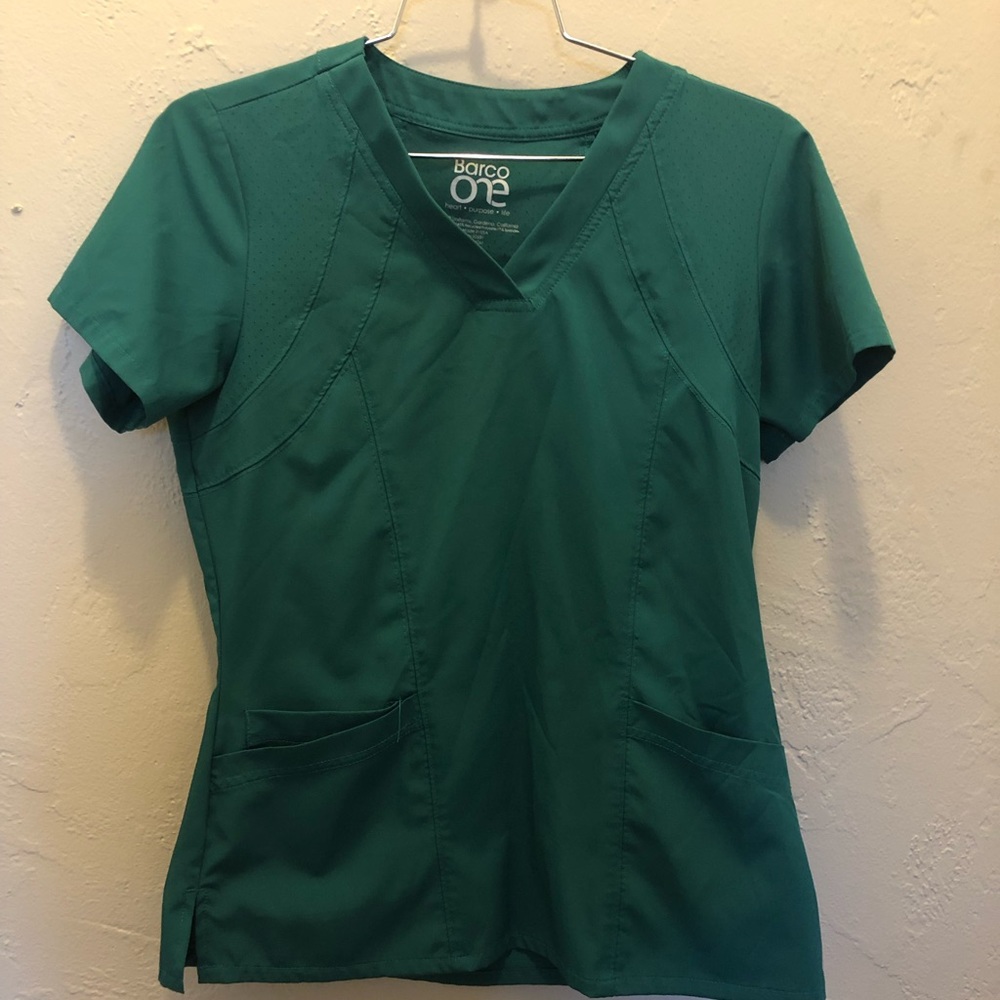 Barco scrub top